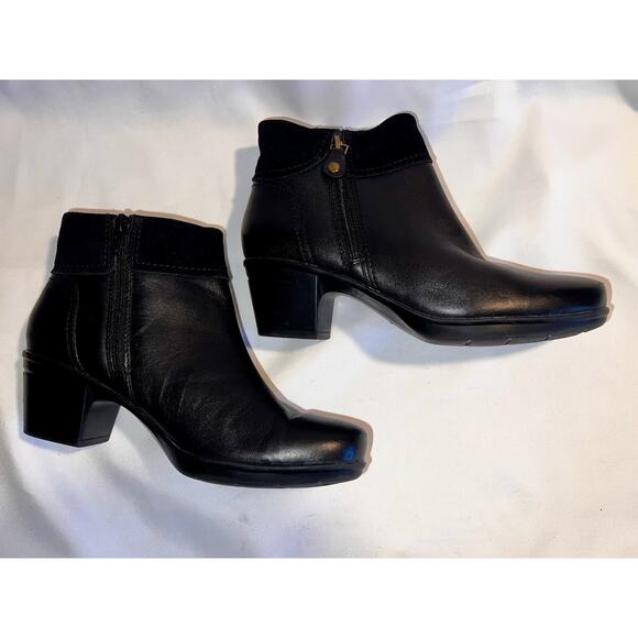 CLARKS EMSLIE TWIST BLACK LEATHER BOOTIE ANKLE BOOT SIDE ZIP SZ 6.5 M - Picture 3 of 7
